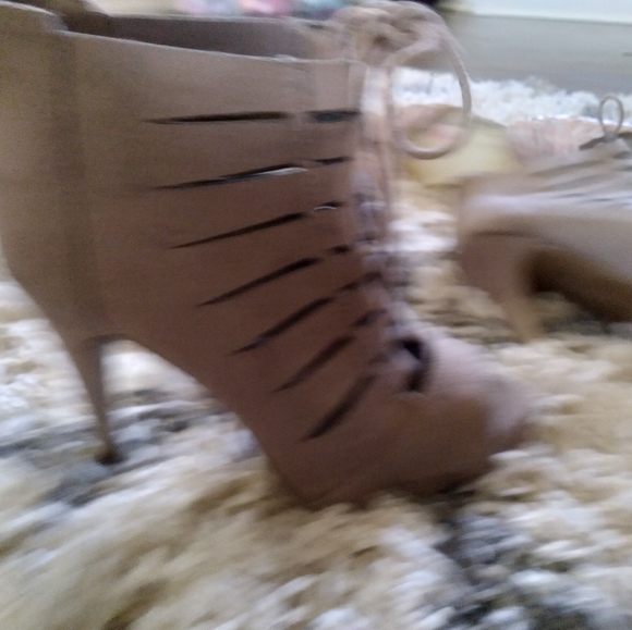 Heels - Picture 3 of 4